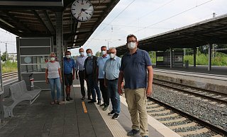 Angela Lück (v. l.), Martin Lorenz, Bernd Poggemöller, Egon Schewe, Christian Dahm, Wolfgang Böhm und Stefan Schwartze am Gleis. - Judith Gladow Angela Lück (v. l.), Martin Lorenz, Bernd Poggemöller, Egon Schewe, Christian Dahm, Wolfgang Böhm und Stefan Schwartze am Gleis. - Judith Gladow