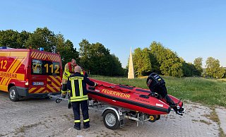 Ab ins Wasser: Obwohl die Gefahr gebannt ist, lassen die Feuerwehrleute das Boot in die Weser. - Feuerwehr Stat Höxter Ab ins Wasser: Obwohl die Gefahr gebannt ist, lassen die Feuerwehrleute das Boot in die Weser. - Feuerwehr Stat Höxter