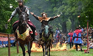 Die Showtruppe zeigt, wie sie mit Vertrauen und Respekt die Pferde dazu bewegen, durchs Feuer zu laufen. - Thomas Kube Die Showtruppe zeigt, wie sie mit Vertrauen und Respekt die Pferde dazu bewegen, durchs Feuer zu laufen. - Thomas Kube