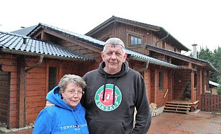 Anetta und Thomas Theiling würden sich auch heute wieder für ein Holzhaus entscheiden. - Anastasia von Fugler Anetta und Thomas Theiling würden sich auch heute wieder für ein Holzhaus entscheiden. - Anastasia von Fugler