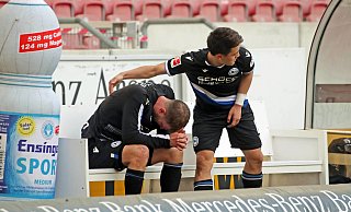 Fabian Klos sitzt auf der Bank und weint Tränen der Freude und Erleichterung. - imago images/Sportfoto Rudel Fabian Klos sitzt auf der Bank und weint Tränen der Freude und Erleichterung. - imago images/Sportfoto Rudel