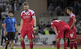 Für Arminia Bielefeld um Kapitän Fabian Klos (l.) endet das Spiel gegen den SSV Ulm mit einer enttäuschenden 0:1-Niederlage. - IMAGO/Jan Huebner Für Arminia Bielefeld um Kapitän Fabian Klos (l.) endet das Spiel gegen den SSV Ulm mit einer enttäuschenden 0:1-Niederlage. - IMAGO/Jan Huebner