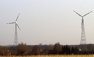 Die zwei älteren Windräder, die auf einer Wiese im Bruch zwischen Else und Autobahn 30 stehen, sollen abgebaut werden. - Niklas Krämer Die zwei älteren Windräder, die auf einer Wiese im Bruch zwischen Else und Autobahn 30 stehen, sollen abgebaut werden. - Niklas Krämer