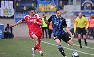 Arminia Bielefelds Nassim Boujellab (l.), hier im Duell mit dem Saabrücker Marcel Gaus, machte im offensiven Mittelfeld ein auffälliges Spiel. - IMAGO/Fussball-News Saarland Arminia Bielefelds Nassim Boujellab (l.), hier im Duell mit dem Saabrücker Marcel Gaus, machte im offensiven Mittelfeld ein auffälliges Spiel. - IMAGO/Fussball-News Saarland