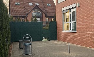 Der Außenbereich des der Station P5. Das komplette Areal ist gepflastert, an den Seiten wachsen Lebensbäume. - Jobst Lüdeking Der Außenbereich des der Station P5. Das komplette Areal ist gepflastert, an den Seiten wachsen Lebensbäume. - Jobst Lüdeking
