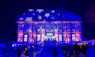Wunderschön illuminiert wurde das historische Gebäude in Szene gesetzt. - Carola Drabon Wunderschön illuminiert wurde das historische Gebäude in Szene gesetzt. - Carola Drabon