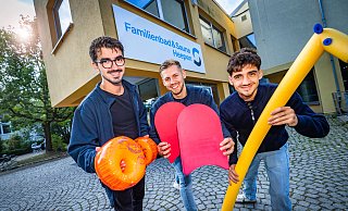 Jonas Benjamin (23), Daniel Kowollik (22) und Josua Benjamin (19) (v.l.) bieten Flipper-Schwimmkurse in Heepen an. - Sarah Jonek Jonas Benjamin (23), Daniel Kowollik (22) und Josua Benjamin (19) (v.l.) bieten Flipper-Schwimmkurse in Heepen an. - Sarah Jonek