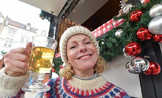 Außer Heißgetränken und Flammkuchen offerierte Claudine Clark-Johnson (48) in ihrem „Knusperhäuschen“ auch Küsschen unter dem Mistelzweig. Die weibliche Kundschaft zeigte sich vom Angebot sehr angetan, die männliche nahm meist Reißaus. Fotos: Jens Dünhölter Außer Heißgetränken und Flammkuchen offerierte Claudine Clark-Johnson (48) in ihrem „Knusperhäuschen“ auch Küsschen unter dem Mistelzweig. Die weibliche Kundschaft zeigte sich vom Angebot sehr angetan, die männliche nahm meist Reißaus. Fotos: Jens Dünhölter