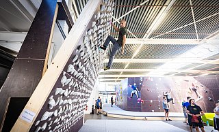 Carsten Stahlberg testet das imposante Kilterboard im neuen "Center of Gravity". Der Kletterfan ist im vergangenen Jahr mehr als 300 mal beim Bouldern gewesen. - Mike Dennis Müller Carsten Stahlberg testet das imposante Kilterboard im neuen "Center of Gravity". Der Kletterfan ist im vergangenen Jahr mehr als 300 mal beim Bouldern gewesen. - Mike Dennis Müller