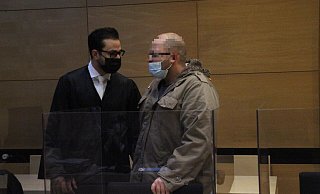 Der 31-Jährige aus Bünde, der Rauchbomben in einem Supermarkt gezündet haben soll, neben seinem Anwalt Ali Mojab (l.). - Florian Weyand Der 31-Jährige aus Bünde, der Rauchbomben in einem Supermarkt gezündet haben soll, neben seinem Anwalt Ali Mojab (l.). - Florian Weyand