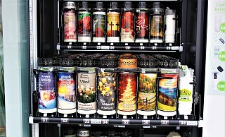 Im Trauerautomaten finden sich für jeden Anlass die passenden Grablichter. - Wiebke Wellnitz Im Trauerautomaten finden sich für jeden Anlass die passenden Grablichter. - Wiebke Wellnitz