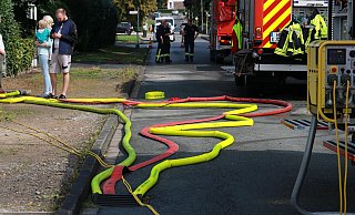 Am Biemser Weg in Elverdissen war wieder einmal Land unter. Hier hatte die Feuerwehr zeitgleich acht Einsatzstellen. In einem Keller stand das Wasser 2,30 Meter hoch. - Claus Frickemeier Am Biemser Weg in Elverdissen war wieder einmal Land unter. Hier hatte die Feuerwehr zeitgleich acht Einsatzstellen. In einem Keller stand das Wasser 2,30 Meter hoch. - Claus Frickemeier