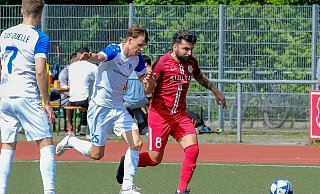Die Kicker des SuK Canlar (rotes Trikot) hängten den TuS Quelle im Kampf um PLatz drei ab. - Andreas Zobe Die Kicker des SuK Canlar (rotes Trikot) hängten den TuS Quelle im Kampf um PLatz drei ab. - Andreas Zobe