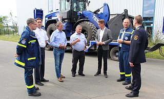 Auf dem THW-Gelände: Gerd Sailer (Zugführer, v. l.), Sascha Meyer (Leiter THW-Regionalstelle Arnsberg), Michael Dreier (Bürgermeister), Hartmut Dahm (THW-Ortsbeauftragter), Carsten Linnemann (stellvertretender CDU-Bundesvorsitzender), Christoph Wiegand (Zugführer) und Ludger Schmidt (Leiter der Paderborner Feuerwehr). - Viktoria Bartsch Auf dem THW-Gelände: Gerd Sailer (Zugführer, v. l.), Sascha Meyer (Leiter THW-Regionalstelle Arnsberg), Michael Dreier (Bürgermeister), Hartmut Dahm (THW-Ortsbeauftragter), Carsten Linnemann (stellvertretender CDU-Bundesvorsitzender), Christoph Wiegand (Zugführer) und Ludger Schmidt (Leiter der Paderborner Feuerwehr). - Viktoria Bartsch