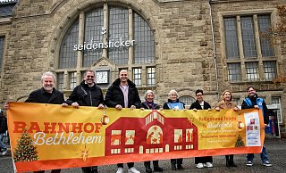 Ermöglichen den 10. Ökumenischen Gottesdienst Bahnhof Bethlehem in der Bielefelder Bahnhofshalle am Heiligen Abend: Matthias Blomeier (Sozialpfarrer), Ulrich Paus (Caritas), Dennis Jablonski (Bahnhofs-Manager Bielefeld), Marlene van Randenborgh, Hedi Hesse, Ina Kreft (SantEgidio und Miteinander Stark e. V.), Susanne Luck (Diakonie Bielefeld) und Martin Zawieracz, (Diakonie für Bielefeld Bahnhofsmission). - Michaela Heinze Ermöglichen den 10. Ökumenischen Gottesdienst Bahnhof Bethlehem in der Bielefelder Bahnhofshalle am Heiligen Abend: Matthias Blomeier (Sozialpfarrer), Ulrich Paus (Caritas), Dennis Jablonski (Bahnhofs-Manager Bielefeld), Marlene van Randenborgh, Hedi Hesse, Ina Kreft (SantEgidio und Miteinander Stark e. V.), Susanne Luck (Diakonie Bielefeld) und Martin Zawieracz, (Diakonie für Bielefeld Bahnhofsmission). - Michaela Heinze