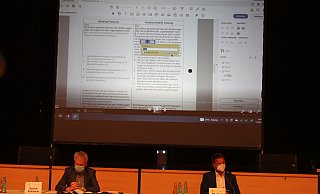 Ausführlich wurde dem Ausschuss per Video demonstriert, wie aufwendig das Anonymisieren der Jugendamtsakten ist. Namen und Orte müssen ersetzt werden. - Manuela Puls Ausführlich wurde dem Ausschuss per Video demonstriert, wie aufwendig das Anonymisieren der Jugendamtsakten ist. Namen und Orte müssen ersetzt werden. - Manuela Puls