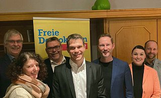 Der neue Vorstand: Guido Ronsiek (Schatzmeister), Ute Ronsiek (Schriftführerin), Martin Lohrie, Sven Schäffer (Vorsitzender), Landtagsabgeordneter Stephen Paul, Sylvana Schwartze (Mitglied des Vorstandes) und Carsten Wollny (stellvertretender Vorsitzender). - FDP Der neue Vorstand: Guido Ronsiek (Schatzmeister), Ute Ronsiek (Schriftführerin), Martin Lohrie, Sven Schäffer (Vorsitzender), Landtagsabgeordneter Stephen Paul, Sylvana Schwartze (Mitglied des Vorstandes) und Carsten Wollny (stellvertretender Vorsitzender). - FDP