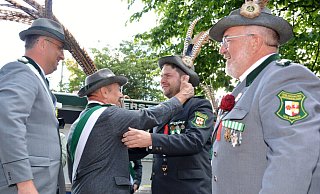 Nach dem Königsschuss fällt die Anspannung ab. André Scherlich ist überglücklich und lässt seinen Tränen freien Lauf. Der künftige Schwiegerpapa Pit Jelen (2.v.l.) und Oberst Christian Landerbarthold (l.) sowie Bernd Oberschelp gehören zu den ersten Gratulanten. - Karin Prignitz Nach dem Königsschuss fällt die Anspannung ab. André Scherlich ist überglücklich und lässt seinen Tränen freien Lauf. Der künftige Schwiegerpapa Pit Jelen (2.v.l.) und Oberst Christian Landerbarthold (l.) sowie Bernd Oberschelp gehören zu den ersten Gratulanten. - Karin Prignitz