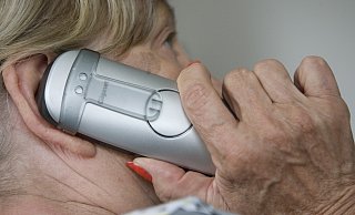 Stundenlang werden die Senioren am Telefon in Gespräche verwickelt - bis sie die PIN und auch die EC-Karten herausgeben. Mehrere dieser Fälle werden vor dem Landgericht Paderborn verhandelt. - Gerald Dunkel (Symbolbild) Stundenlang werden die Senioren am Telefon in Gespräche verwickelt - bis sie die PIN und auch die EC-Karten herausgeben. Mehrere dieser Fälle werden vor dem Landgericht Paderborn verhandelt. - Gerald Dunkel (Symbolbild)