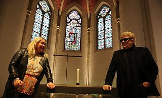 Im Altarraum der Eidinghausener Kirche werden Heino und Anita Hegerland Mitte Dezember die Himmel rühmen. - Elke Niedringhaus-Haasper Im Altarraum der Eidinghausener Kirche werden Heino und Anita Hegerland Mitte Dezember die Himmel rühmen. - Elke Niedringhaus-Haasper