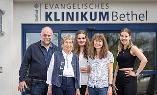 Die ganze Familie ist hier im Einsatz, der Name bekannt: Vater Jochen, Oma Margot, Tochter Judith, Mutter Heidrun und Tochter Hannah Rönneker vor dem Haupteingang des Klinikums Bethel. - Oliver Krato Die ganze Familie ist hier im Einsatz, der Name bekannt: Vater Jochen, Oma Margot, Tochter Judith, Mutter Heidrun und Tochter Hannah Rönneker vor dem Haupteingang des Klinikums Bethel. - Oliver Krato