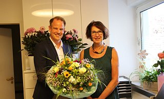 Blumen zum Abschied: Dr. med. Hagen Vorwerk übernimmt die Praxis von Dr. Sandra Alder. - Claus Frickemeier Blumen zum Abschied: Dr. med. Hagen Vorwerk übernimmt die Praxis von Dr. Sandra Alder. - Claus Frickemeier