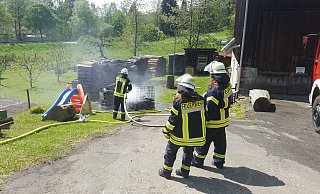 Die Feuerwehr löscht das gelagerte Holz ab. - Dieter Scholz Die Feuerwehr löscht das gelagerte Holz ab. - Dieter Scholz