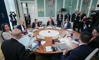 Außenminister-Gipfel: Annalena Baerbock (Deutschland, vl.), Liz Truss (Großbritannien), Melanie Joly (Kanada), Josep Borrell (EU-Außenbeauftragter), Victoria Nuland (USA), Yoshimasa Hayashi (Japan), Luigi Di Maio (Italien) und Jean-Yves Le Drian (Frankreich). - AFP or licensors Außenminister-Gipfel: Annalena Baerbock (Deutschland, vl.), Liz Truss (Großbritannien), Melanie Joly (Kanada), Josep Borrell (EU-Außenbeauftragter), Victoria Nuland (USA), Yoshimasa Hayashi (Japan), Luigi Di Maio (Italien) und Jean-Yves Le Drian (Frankreich). - AFP or licensors