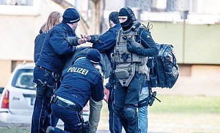 Wie auf diesem Archivbild wurde der Mieter am Eggeweg nach der Festnahme durch das SEK abgeführt. - Christian Mathiesen Wie auf diesem Archivbild wurde der Mieter am Eggeweg nach der Festnahme durch das SEK abgeführt. - Christian Mathiesen