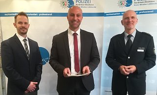 Stellten die Kriminalstatistik 2022 für Minden-Lübbecke vor: Kriminaloberrat Benjamin Beutler (v. l.), Landrat Ali Dogan und Polizeidirektor Mathias Schmidt. - Frank Hartmann Stellten die Kriminalstatistik 2022 für Minden-Lübbecke vor: Kriminaloberrat Benjamin Beutler (v. l.), Landrat Ali Dogan und Polizeidirektor Mathias Schmidt. - Frank Hartmann