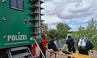 Die Taucher aus Bochum bereiten sich auf ihren Einsatz am Mittwoch vor. - Ilja Regier Die Taucher aus Bochum bereiten sich auf ihren Einsatz am Mittwoch vor. - Ilja Regier