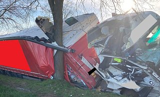 Zu Bergung mussten zwei Kräne angefordert werden. - Polizei Minden-Lübbecke Zu Bergung mussten zwei Kräne angefordert werden. - Polizei Minden-Lübbecke