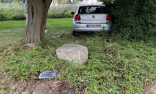 Der VW Polo verließ nach dem Imponiergehabe des Fahrers plötzlich die Straße und landete in den Rabatten. - Polizei Der VW Polo verließ nach dem Imponiergehabe des Fahrers plötzlich die Straße und landete in den Rabatten. - Polizei