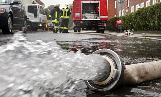 Typisches Bild nach Starkregen: In vielen Kommunen muss die Feuerwehr ausrücken, weil die Kanäle die Wassermassen nicht bewältigen und in der Folge auch Keller und Erdgeschoss-Etagen volllaufen können. - Themenbild: Bernd Wüstneck / dpa Typisches Bild nach Starkregen: In vielen Kommunen muss die Feuerwehr ausrücken, weil die Kanäle die Wassermassen nicht bewältigen und in der Folge auch Keller und Erdgeschoss-Etagen volllaufen können. - Themenbild: Bernd Wüstneck / dpa