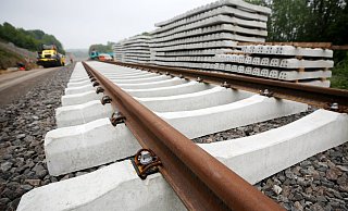 Wegen Schäden durch das schwere Hochwasser vor zwei Jahren stoppt die Bahn von diesem Mittwoch an für mehrere Wochen wichtige Zugverbindungen rund um Wuppertal. - Roland Weihrauch Wegen Schäden durch das schwere Hochwasser vor zwei Jahren stoppt die Bahn von diesem Mittwoch an für mehrere Wochen wichtige Zugverbindungen rund um Wuppertal. - Roland Weihrauch