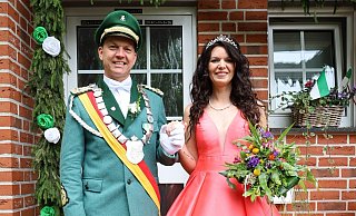 Die Anreppener Majestäten Rene und Tanja Kress vor ihrer Residenz. - Regina Brucksch Die Anreppener Majestäten Rene und Tanja Kress vor ihrer Residenz. - Regina Brucksch