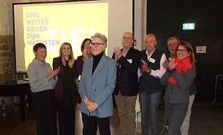 Elke Schmidt-Sawatzki im Kreise ihrer wichtigsten Weggefährten, die ihr jetzt im großen Saal des Gotischen Hauses, der Begegnungsstätte des Paritätischen Minden-Lübbecke, zum Abschied für ihre Lebensleistung applaudierten. - Karsten Schulz Elke Schmidt-Sawatzki im Kreise ihrer wichtigsten Weggefährten, die ihr jetzt im großen Saal des Gotischen Hauses, der Begegnungsstätte des Paritätischen Minden-Lübbecke, zum Abschied für ihre Lebensleistung applaudierten. - Karsten Schulz
