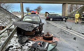 Am frühen Morgen stießen ein BMW und ein Passat auf der L776 zusammen. - Ralph Meyer Am frühen Morgen stießen ein BMW und ein Passat auf der L776 zusammen. - Ralph Meyer
