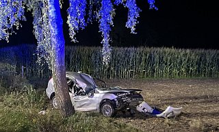 Aus bislang ungeklärter Ursache kam der 20-Jährige mit einem Ford Focus von der Brockhäger Straße in Marienfeld im Kreis Gütersloh ab. Das Fahrzeug drehte sich auf die Seite und prallte mit dem Dach gegen einen Baum. - Thorsten Heß Aus bislang ungeklärter Ursache kam der 20-Jährige mit einem Ford Focus von der Brockhäger Straße in Marienfeld im Kreis Gütersloh ab. Das Fahrzeug drehte sich auf die Seite und prallte mit dem Dach gegen einen Baum. - Thorsten Heß