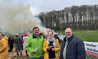 Hannes Stintmann (v.l.), Laura Wieders und Harald Ludewig genießen die gute Stimmung. - Nele Bültermann Hannes Stintmann (v.l.), Laura Wieders und Harald Ludewig genießen die gute Stimmung. - Nele Bültermann