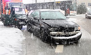 Auf glatter Straße rutschte der BMW gegen die stehende Ape. - Polizei Minden-Lübbecke Auf glatter Straße rutschte der BMW gegen die stehende Ape. - Polizei Minden-Lübbecke