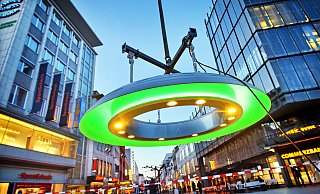 25 Nachtsonnen werden über dem Jahnplatz aufgehängt. Sie haben Durchmesser bis 2,1 Meter. Dieses Exemplar wurde bei einem Probetrieb im März gezeigt. - Barbara Franke 25 Nachtsonnen werden über dem Jahnplatz aufgehängt. Sie haben Durchmesser bis 2,1 Meter. Dieses Exemplar wurde bei einem Probetrieb im März gezeigt. - Barbara Franke