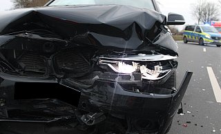 Der BMW wurde erheblich beschädigt und musste abgeschleppt werden. - Polizei Minden-Lübbecke Der BMW wurde erheblich beschädigt und musste abgeschleppt werden. - Polizei Minden-Lübbecke