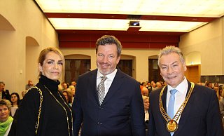 Das Ehepaar Beate und André Wiersig gemeinsam mit dem stellvertretenden Bürgermeister Dieter Honervogt beim Neujahrsempfang der Stadt Paderborn. - Viktoria Bartsch Das Ehepaar Beate und André Wiersig gemeinsam mit dem stellvertretenden Bürgermeister Dieter Honervogt beim Neujahrsempfang der Stadt Paderborn. - Viktoria Bartsch