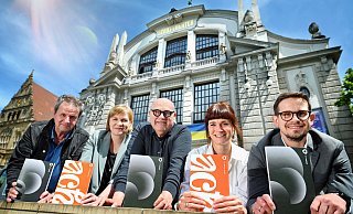 Die neue Spielzeithefte präsentieren GMD Alexander Kalajdzic, Charlotte Höpker (Marketing und Vertrieb), die Intendanten-Doppelspitze Michaels Heicks und Nadja Loschky sowie Konzerthausdirektor Martin Beyer vor der schmucken Fassade des Bielefelder Stadttheaters (von links). - Barbara Franke Die neue Spielzeithefte präsentieren GMD Alexander Kalajdzic, Charlotte Höpker (Marketing und Vertrieb), die Intendanten-Doppelspitze Michaels Heicks und Nadja Loschky sowie Konzerthausdirektor Martin Beyer vor der schmucken Fassade des Bielefelder Stadttheaters (von links). - Barbara Franke