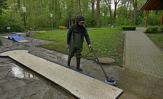 Profi am Werk: Clamor von Rundstedt beseitigt das dicke Moos. - Thorsten Mailänder Profi am Werk: Clamor von Rundstedt beseitigt das dicke Moos. - Thorsten Mailänder