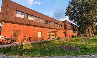 Das alte Feuerwehrgerätehaus, hier die Rückansicht, soll abgerissen werden. Es wurde im September 1981 eingeweiht und 2001 nochmal in Eigenleistung erweitert. - Regina Brucksch Das alte Feuerwehrgerätehaus, hier die Rückansicht, soll abgerissen werden. Es wurde im September 1981 eingeweiht und 2001 nochmal in Eigenleistung erweitert. - Regina Brucksch