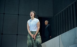 Herrscher Kreon (Thomas Wehling) will die ertrunkenen Bootsflüchtlinge am Strand Thebens nicht in der Stadt beerdigen lassen. Antigone (Rosalia Warnke) protestiert lautstark. - ©Joseph Ruben Herrscher Kreon (Thomas Wehling) will die ertrunkenen Bootsflüchtlinge am Strand Thebens nicht in der Stadt beerdigen lassen. Antigone (Rosalia Warnke) protestiert lautstark. - ©Joseph Ruben