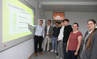 Die beiden Experten der Volksbank, Justin Dahlinger und Mario Mauenstein (v. l.), sowie rechts Michele Deutschmann und Sabrina Nsanzabandi erlebten interessierte Schülerinnen ud Schüler. - Johannes Büttner Die beiden Experten der Volksbank, Justin Dahlinger und Mario Mauenstein (v. l.), sowie rechts Michele Deutschmann und Sabrina Nsanzabandi erlebten interessierte Schülerinnen ud Schüler. - Johannes Büttner
