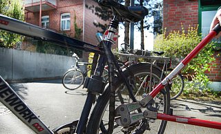 Die Polizei Paderborn empfiehlt zum Schutz vor Fahrraddiebstahl mehrere Schlösser und das Anschließen an festen Gegenständen. - Polizei Die Polizei Paderborn empfiehlt zum Schutz vor Fahrraddiebstahl mehrere Schlösser und das Anschließen an festen Gegenständen. - Polizei